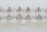 Diversas peças, sendo: Conjunto com 12 descanso... - Diversas peças, sendo: Conjunto com 12 descansos para talheres de cristal no estojo; 2 figuras de leão (bicados); 6 descansos de metal. Total: 2...