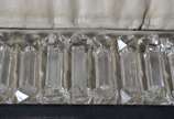 Diversas peças, sendo: Conjunto com 12 descanso... - Diversas peças, sendo: Conjunto com 12 descansos para talheres de cristal no estojo; 2 figuras de leão (bicados); 6 descansos de metal. Total: 2...