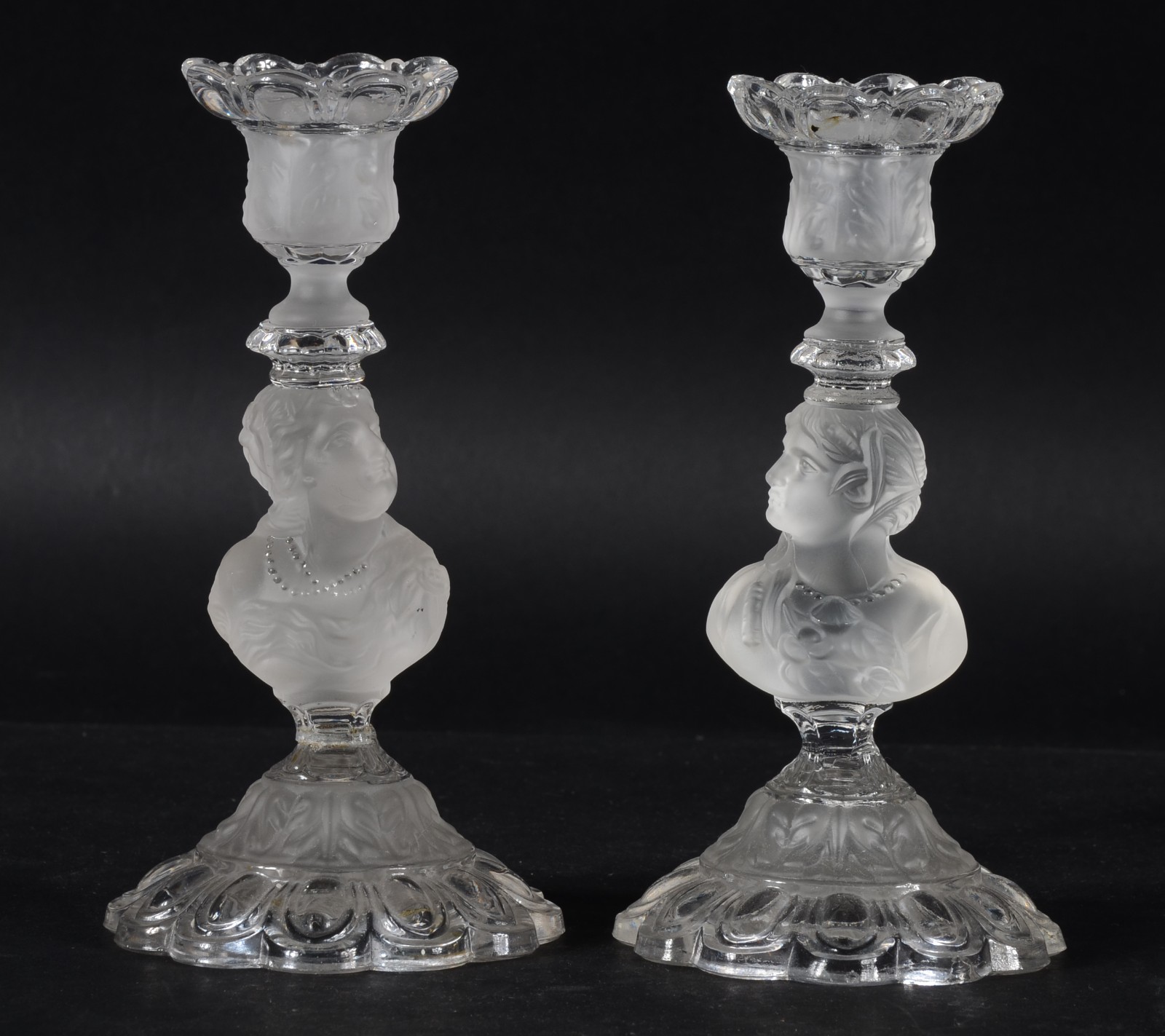 Par de castiçais de cristal europeu satiné decorados com figuras... - foto 1 de 8