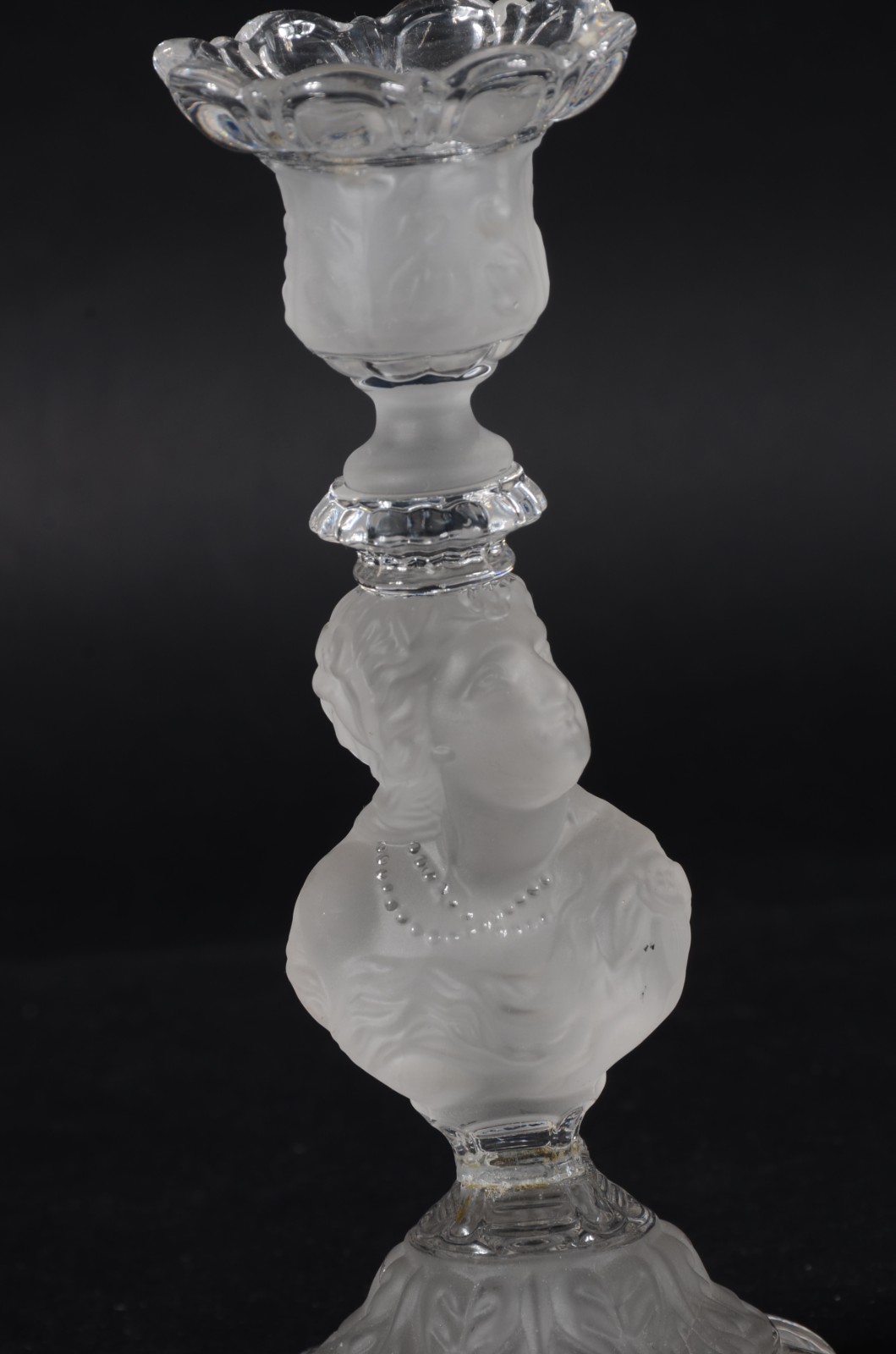 Par de castiçais de cristal europeu satiné decorados com figuras... - foto 2 de 8