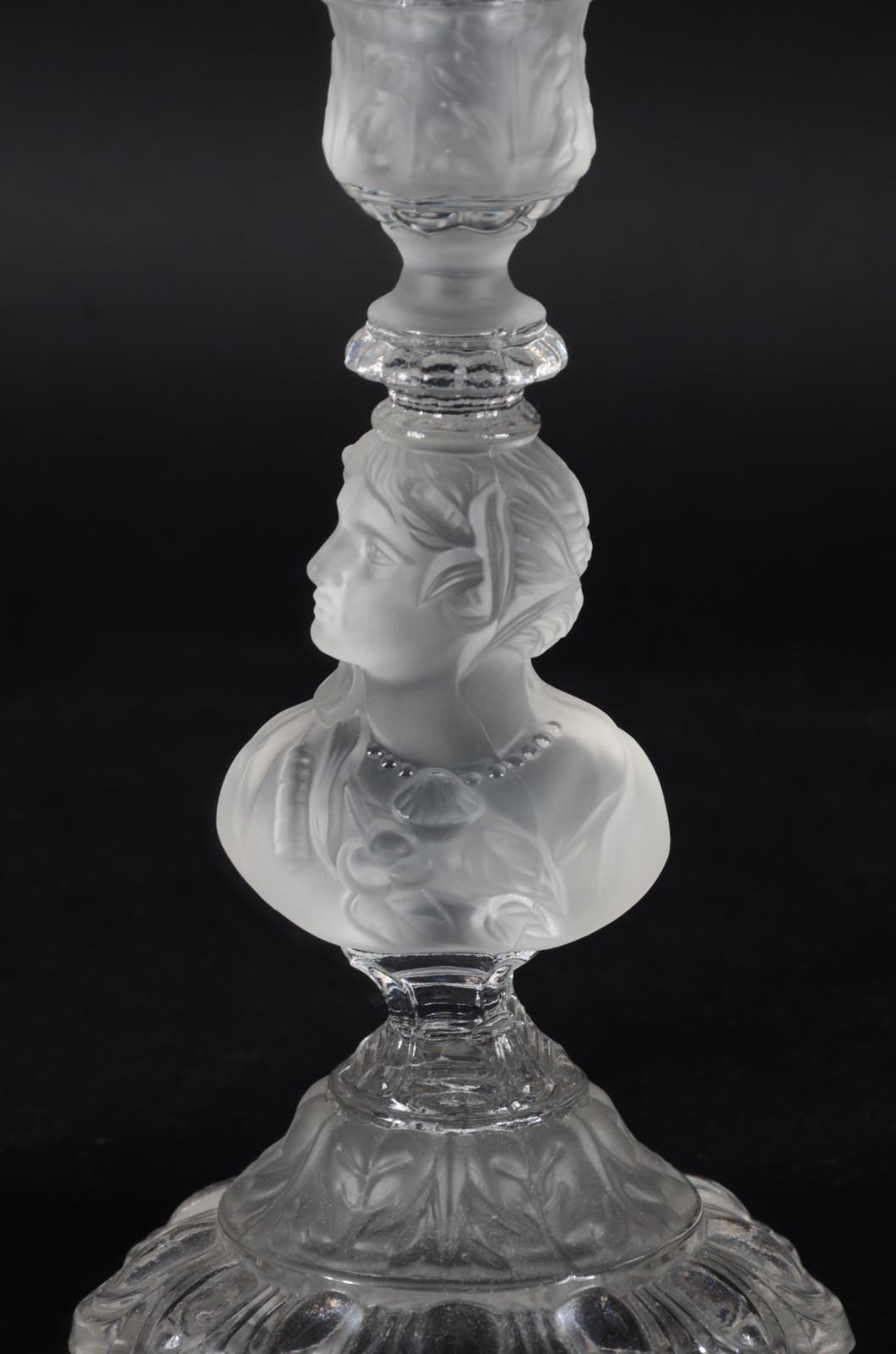 Par de castiçais de cristal europeu satiné decorados com figuras... - foto 3 de 8