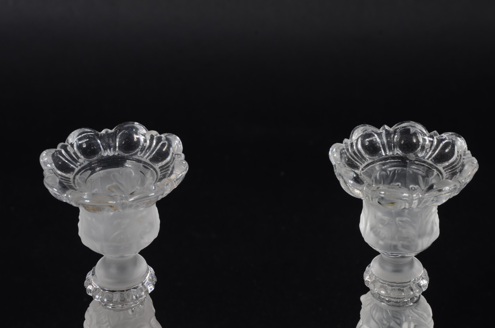 Par de castiçais de cristal europeu satiné decorados com figuras... - foto 4 de 8