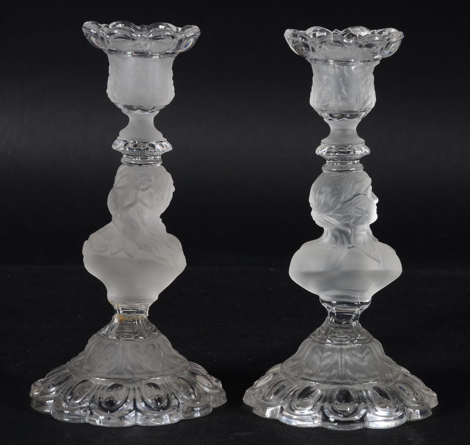 Par de castiçais de cristal europeu satiné decorados com figuras... - foto 5 de 8