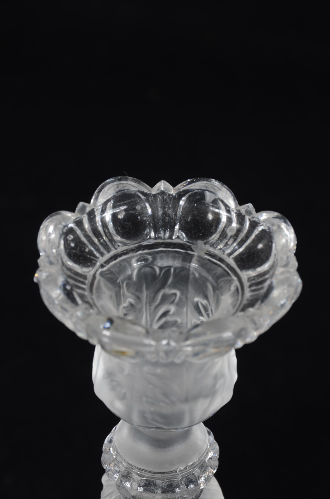 Par de castiçais de cristal europeu satiné decorados com figuras... - foto 6 de 8