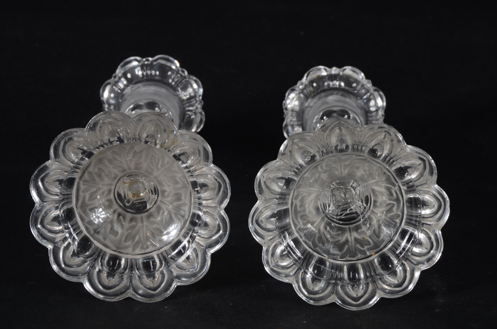 Par de castiçais de cristal europeu satiné decorados com figuras... - foto 7 de 8