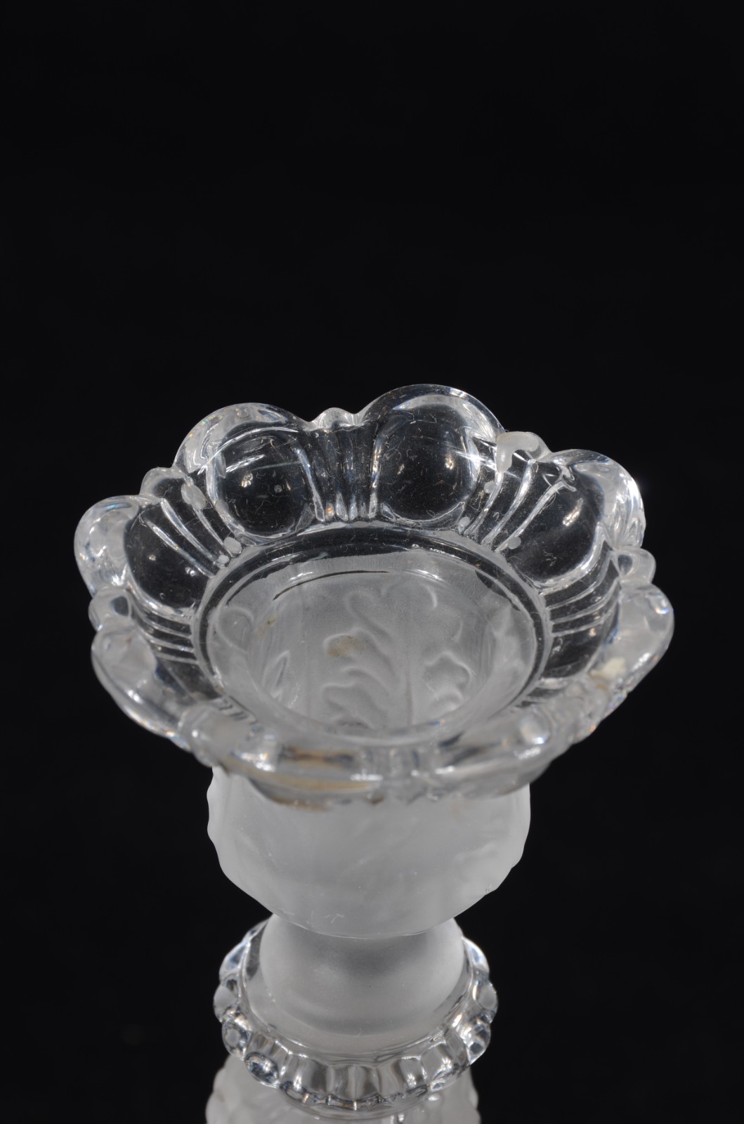 Par de castiçais de cristal europeu satiné decorados com figuras... - foto 8 de 8