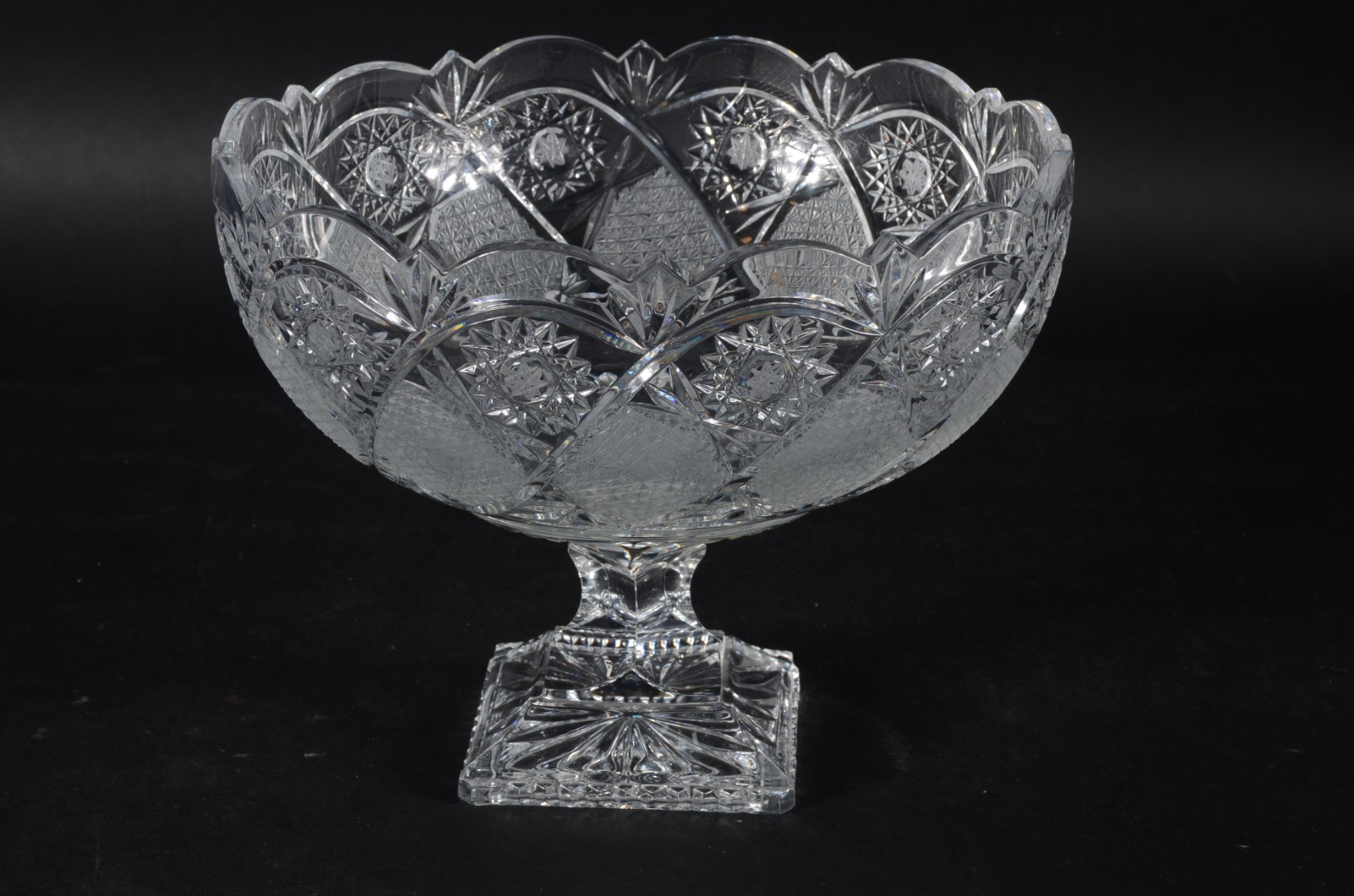Grande fruteira de cristal europeu lapidado, base quadrada. - foto 1 de 4