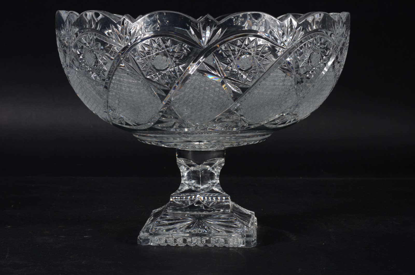 Grande fruteira de cristal europeu lapidado, base quadrada. - foto 3 de 4