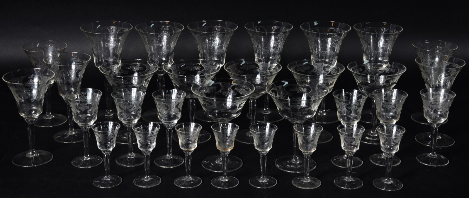 Serviço de cristal lavrado, composto de: 6 taças para vinho tinto, 6... - foto 1 de 4