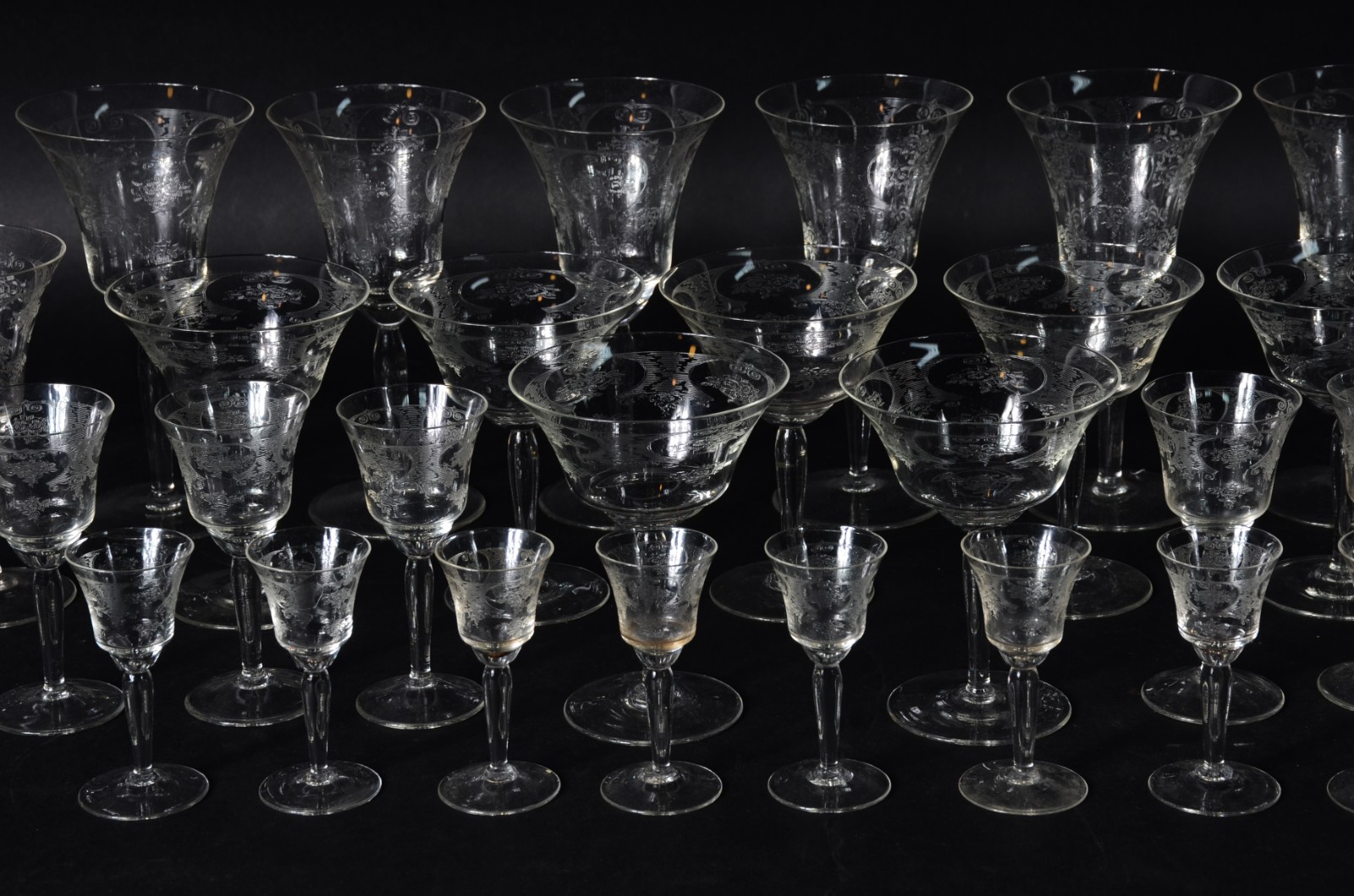 Serviço de cristal lavrado, composto de: 6 taças para vinho tinto, 6... - foto 2 de 4