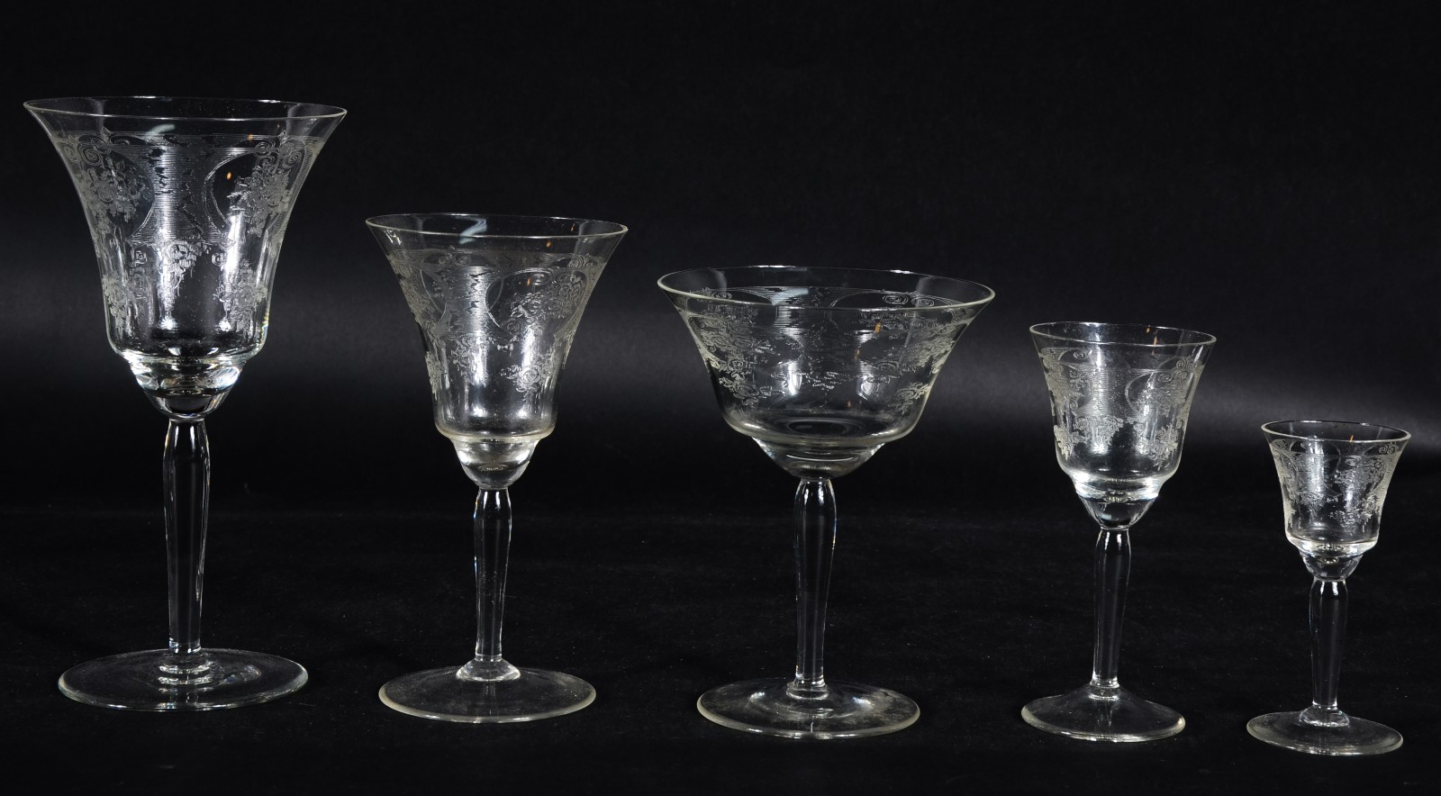 Serviço de cristal lavrado, composto de: 6 taças para vinho tinto, 6... - foto 3 de 4