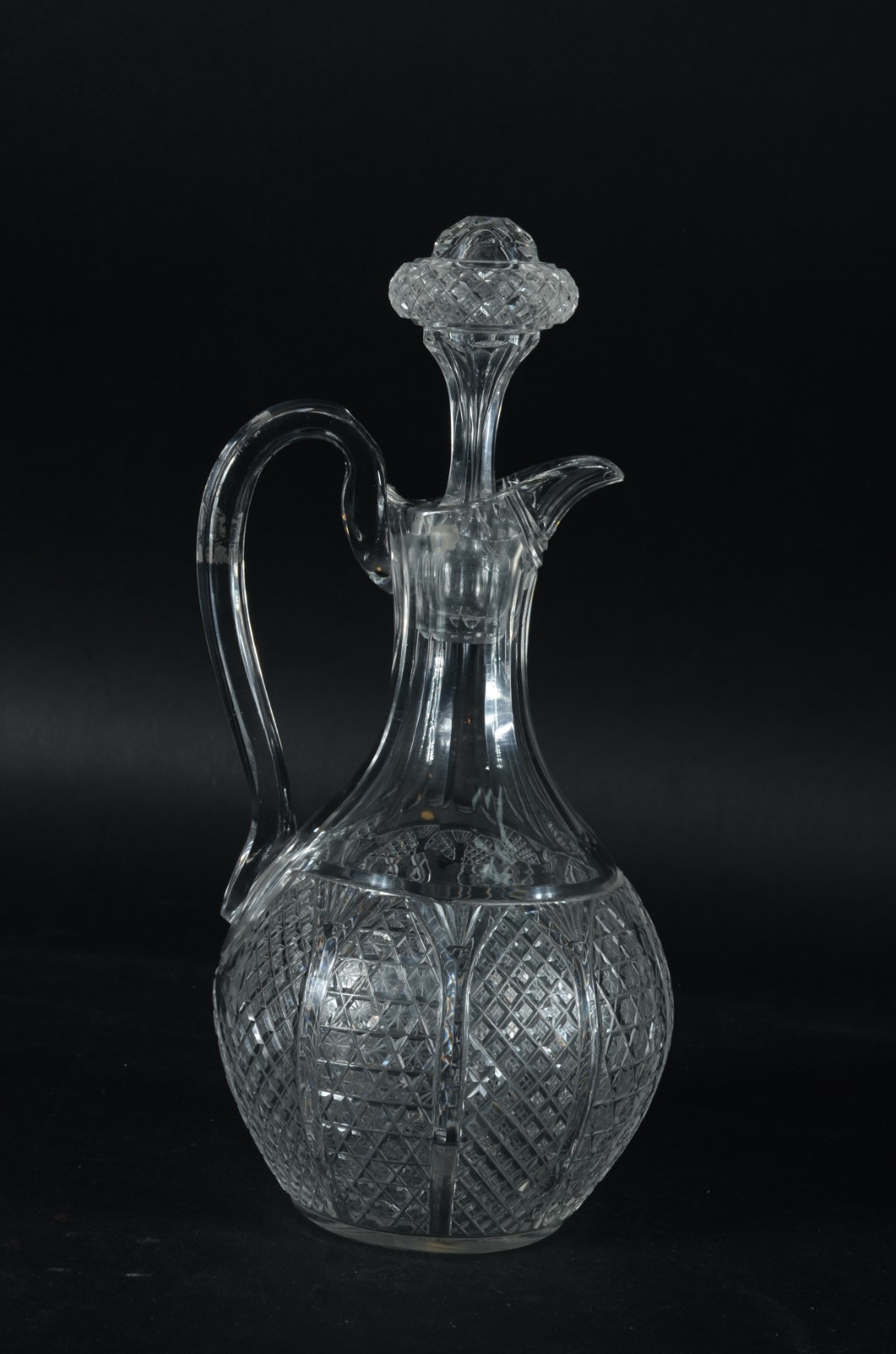Garrafa com alça de cristal europeu lapidado. - foto 1 de 6