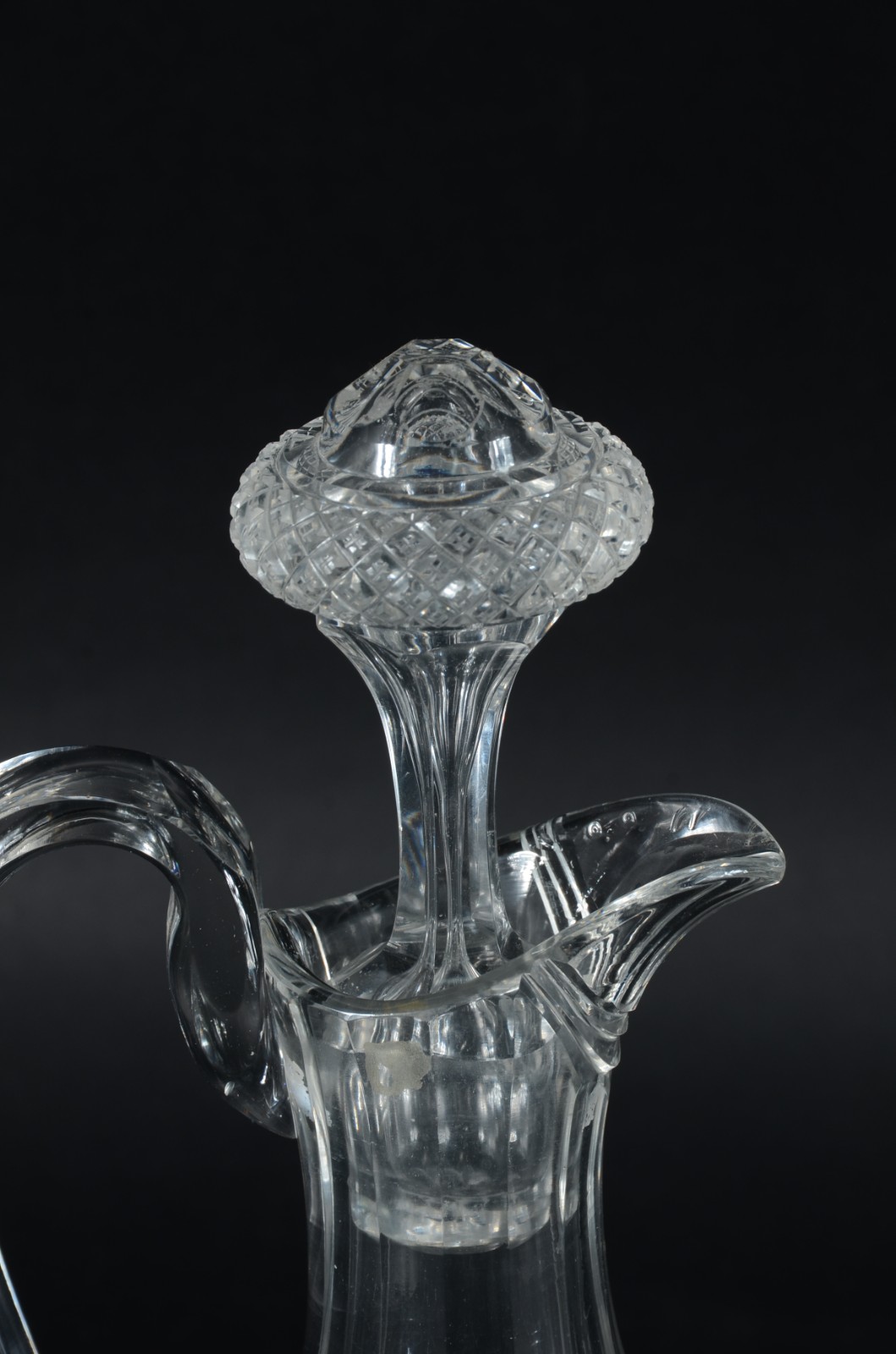 Garrafa com alça de cristal europeu lapidado. - foto 3 de 6