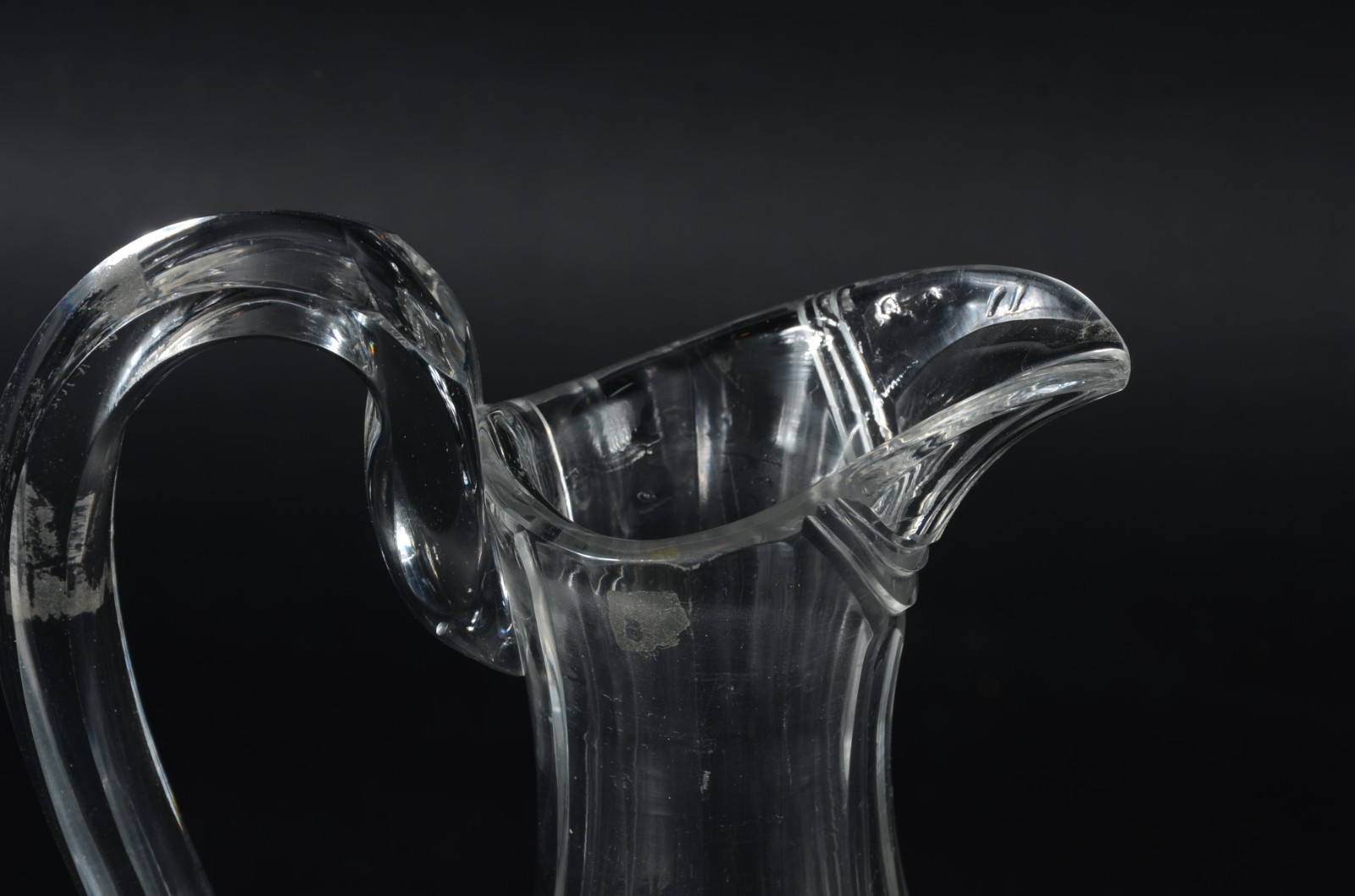 Garrafa com alça de cristal europeu lapidado. - foto 4 de 6