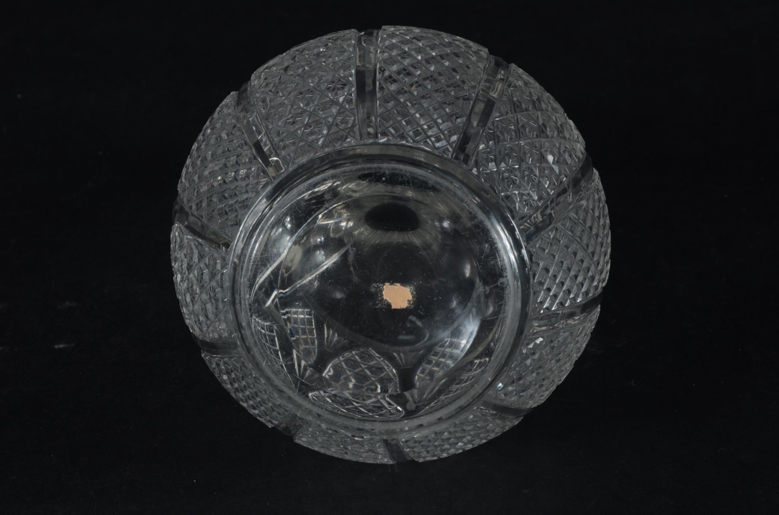 Garrafa com alça de cristal europeu lapidado. - foto 5 de 6