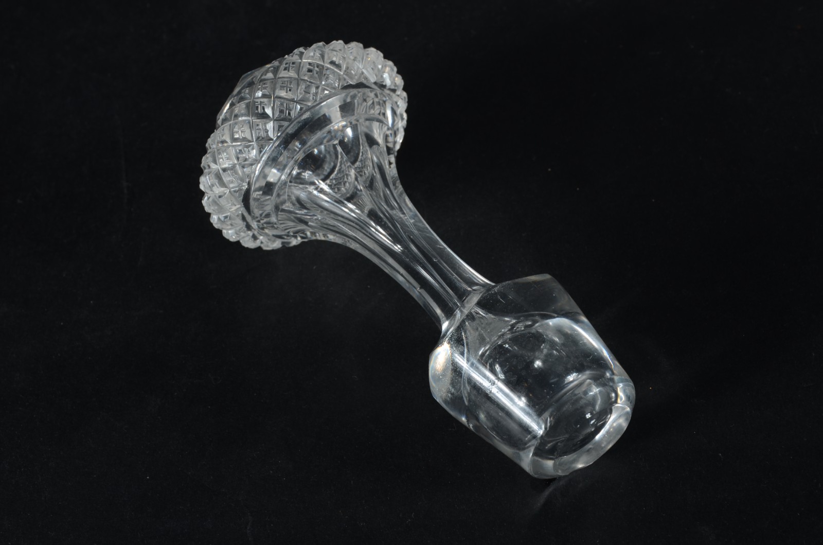Garrafa com alça de cristal europeu lapidado. - foto 6 de 6
