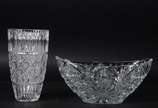 Duas peças de cristal, sendo: fruteira feitio g... - Duas peças de cristal, sendo: fruteira feitio gondola e vaso com lapidação "tijolinho".