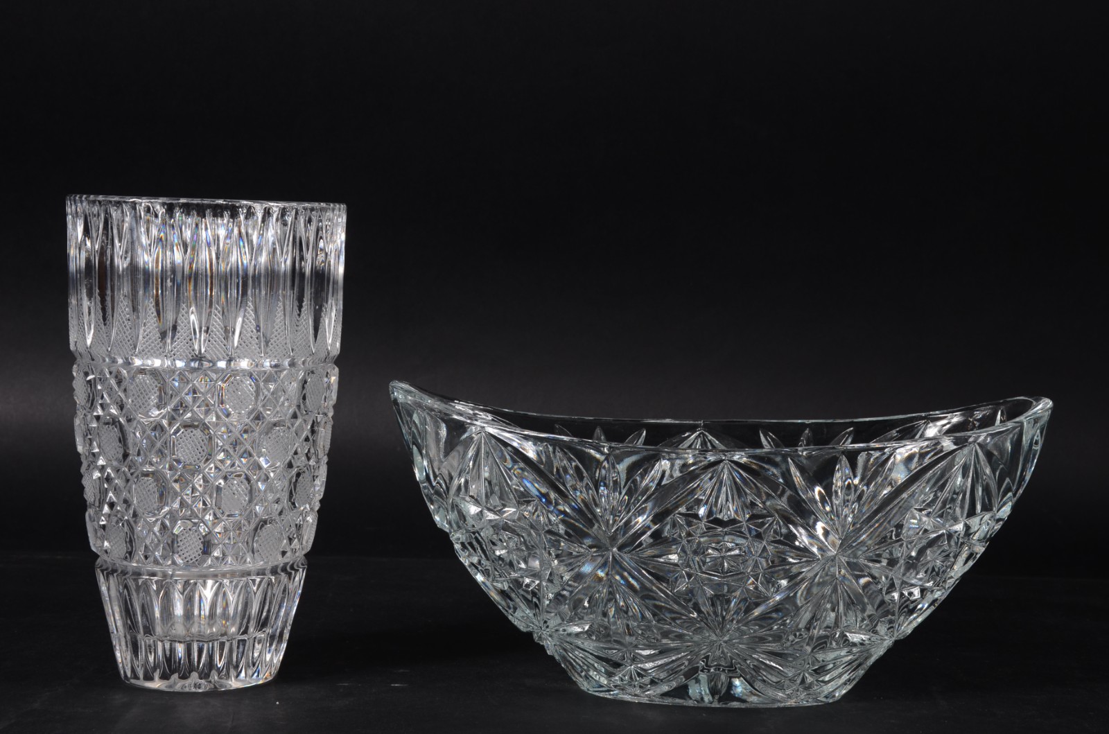Duas peças de cristal, sendo: fruteira feitio gondola e vaso com... - foto 1 de 4