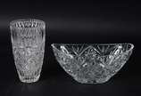 Duas peças de cristal, sendo: fruteira feitio g... - Duas peças de cristal, sendo: fruteira feitio gondola e vaso com lapidação "tijolinho".
