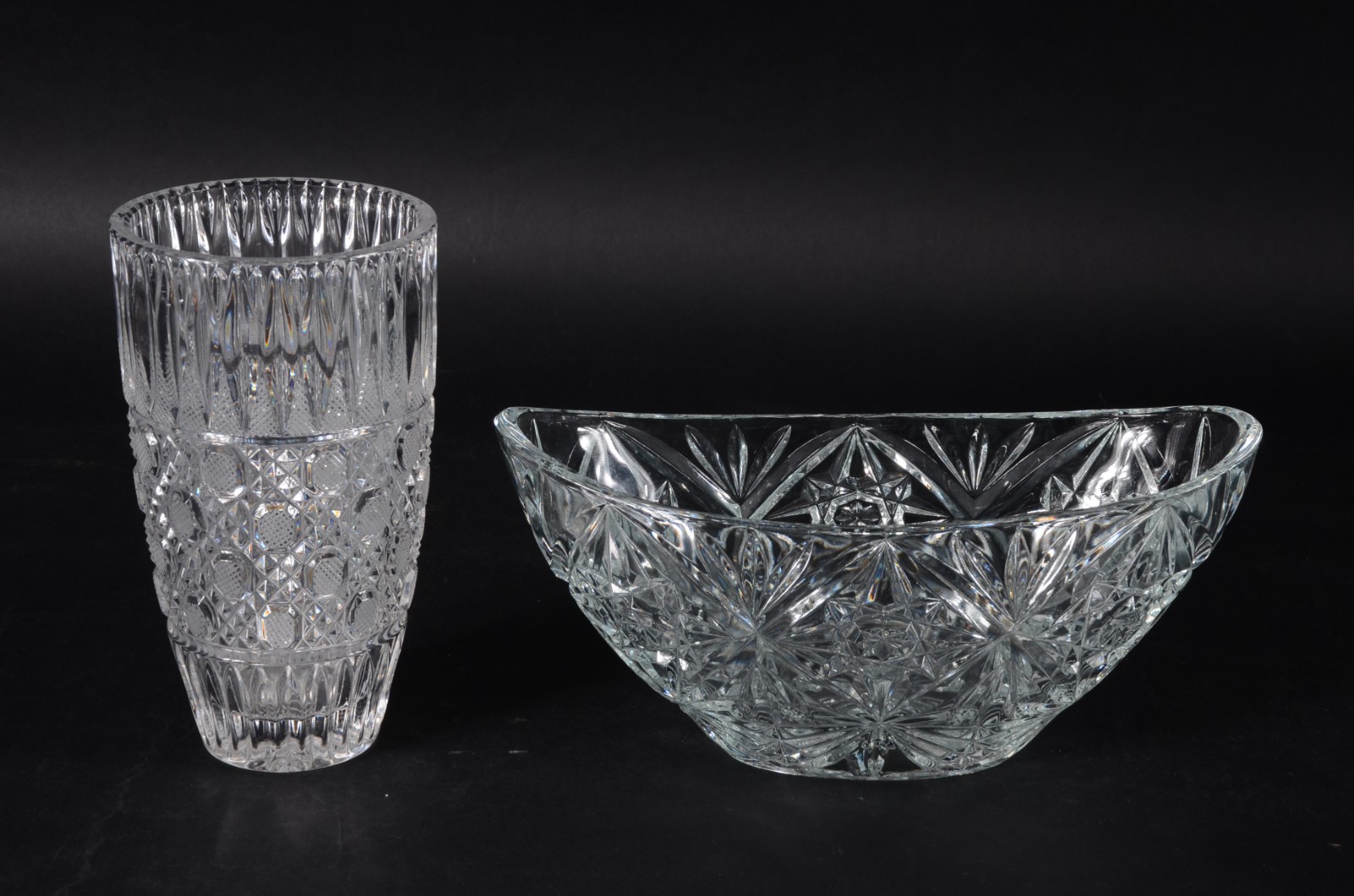 Duas peças de cristal, sendo: fruteira feitio gondola e vaso com... - foto 2 de 4