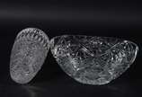 Duas peças de cristal, sendo: fruteira feitio g... - Duas peças de cristal, sendo: fruteira feitio gondola e vaso com lapidação "tijolinho".