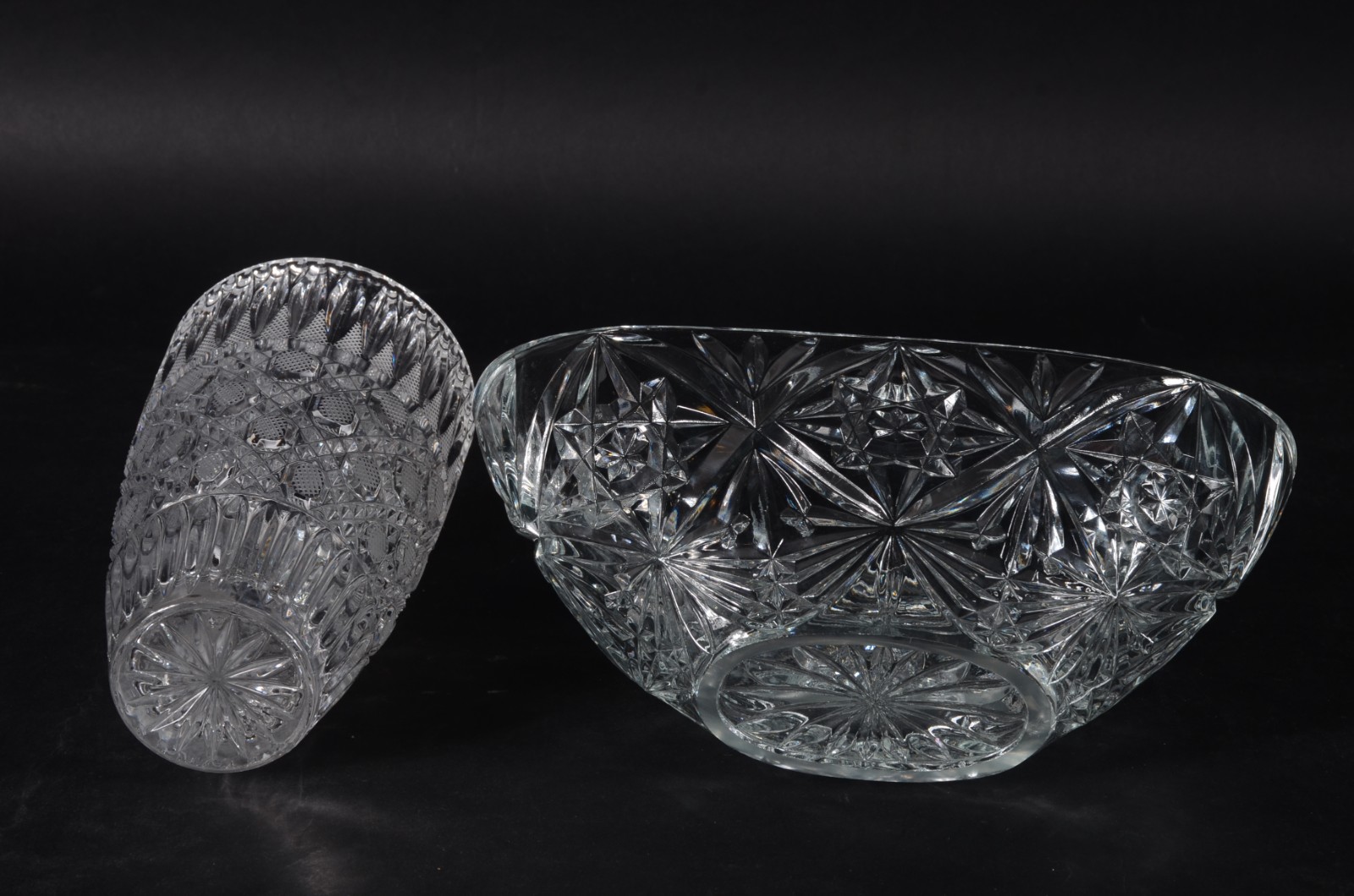 Duas peças de cristal, sendo: fruteira feitio gondola e vaso com... - foto 3 de 4