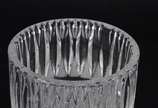 Duas peças de cristal, sendo: fruteira feitio g... - Duas peças de cristal, sendo: fruteira feitio gondola e vaso com lapidação "tijolinho".