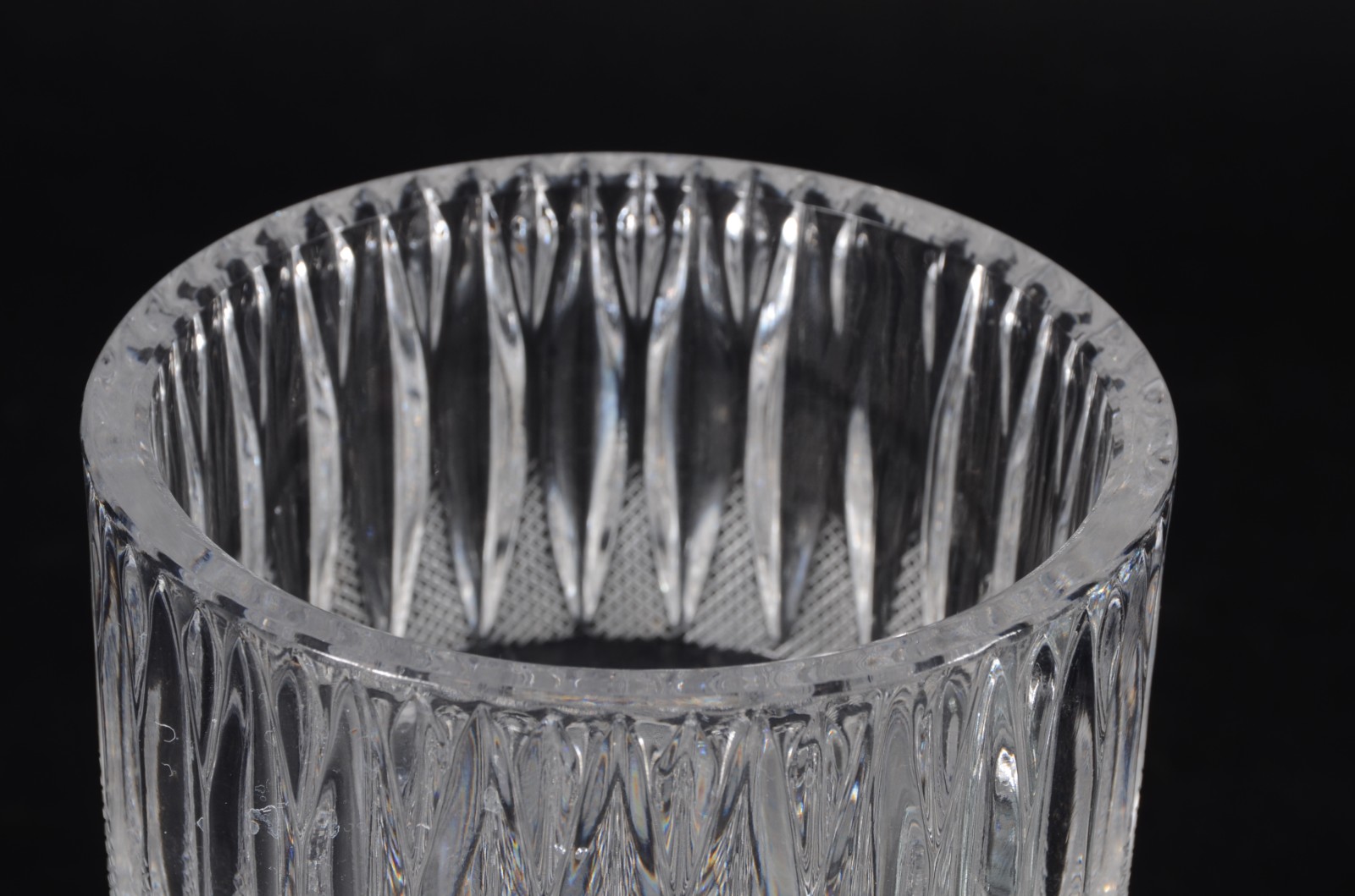 Duas peças de cristal, sendo: fruteira feitio gondola e vaso com... - foto 4 de 4