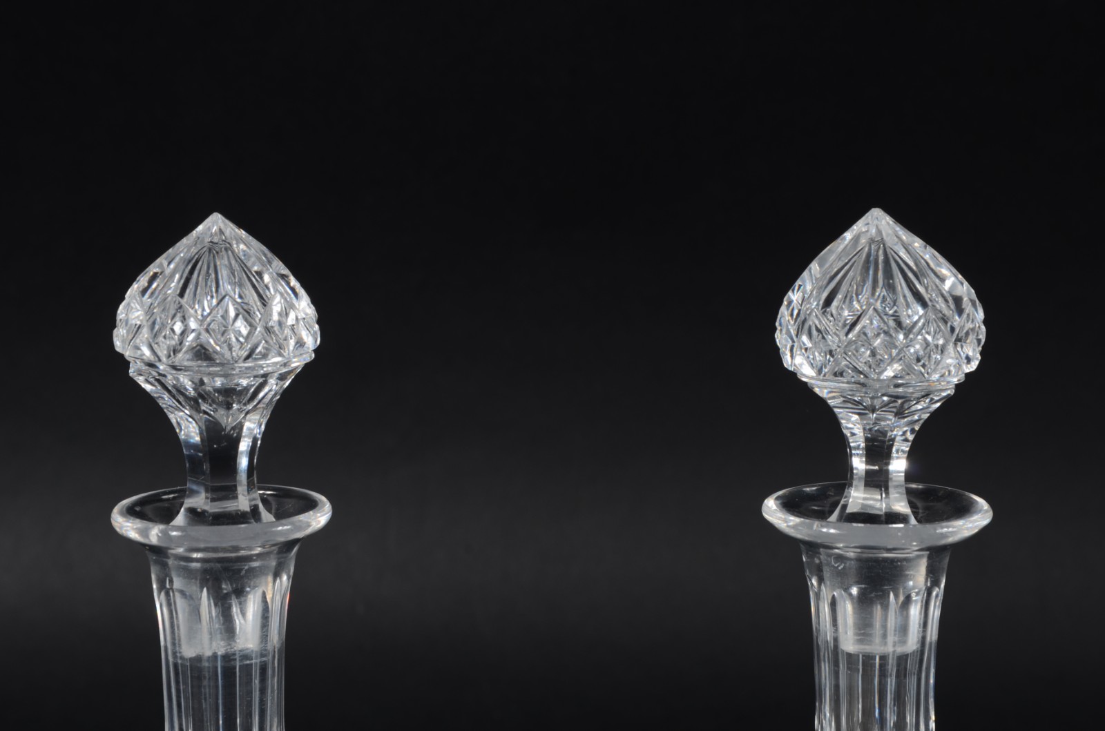 Par de licoreiras de cristal europeu lapidado com 2 taças. Uma das... - foto 3 de 6