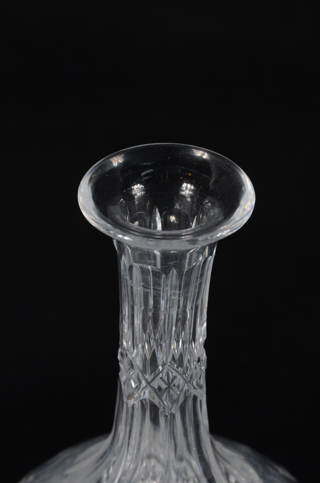 Par de licoreiras de cristal europeu lapidado com 2 taças. Uma das... - foto 5 de 6