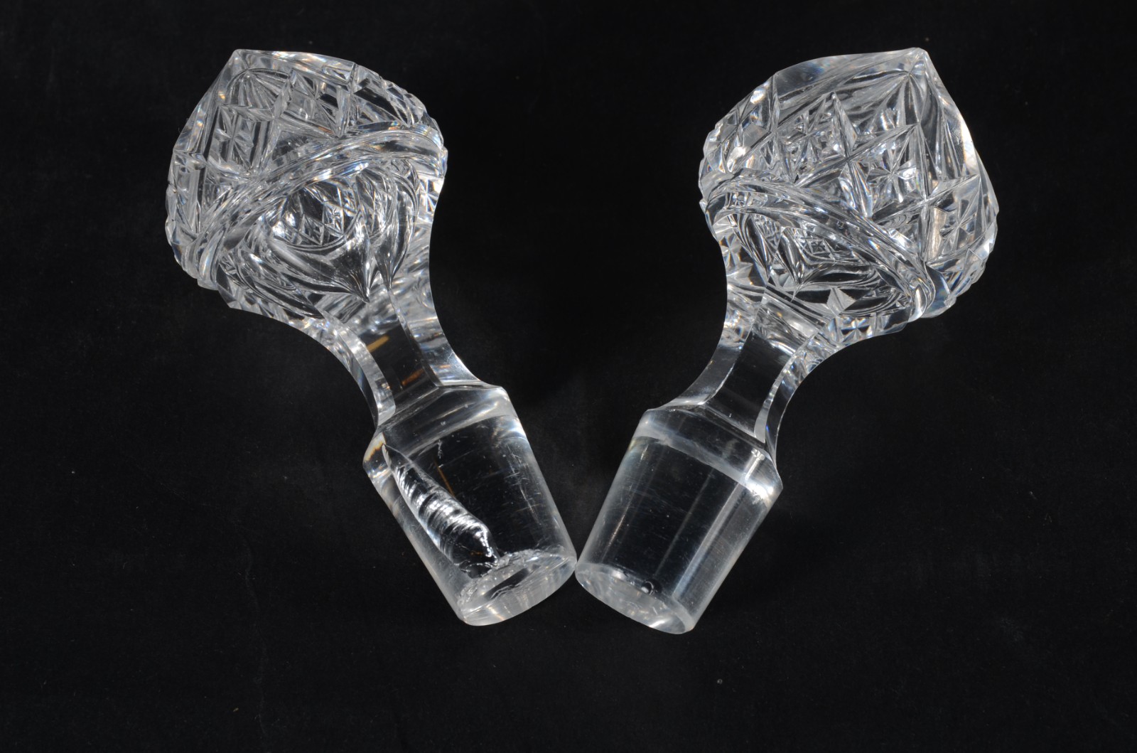 Par de licoreiras de cristal europeu lapidado com 2 taças. Uma das... - foto 6 de 6