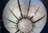 René Lalique (1860-1945), "Feuilles de Charme" - Belíssimo lustre Art Deco com placas de vidro satinado decoradas com folhas em relevo. O corpo da luminária é suspenso do dossel por três correntes de