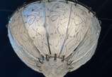 René Lalique (1860-1945), "Feuilles de Charme" - Belíssimo lustre Art Deco com placas de vidro satinado decoradas com folhas em relevo. O corpo da luminária é suspenso do dossel por três correntes de