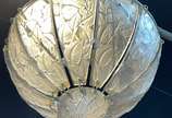 René Lalique (1860-1945), "Feuilles de Charme" - Belíssimo lustre Art Deco com placas de vidro satinado decoradas com folhas em relevo. O corpo da luminária é suspenso do dossel por três correntes de