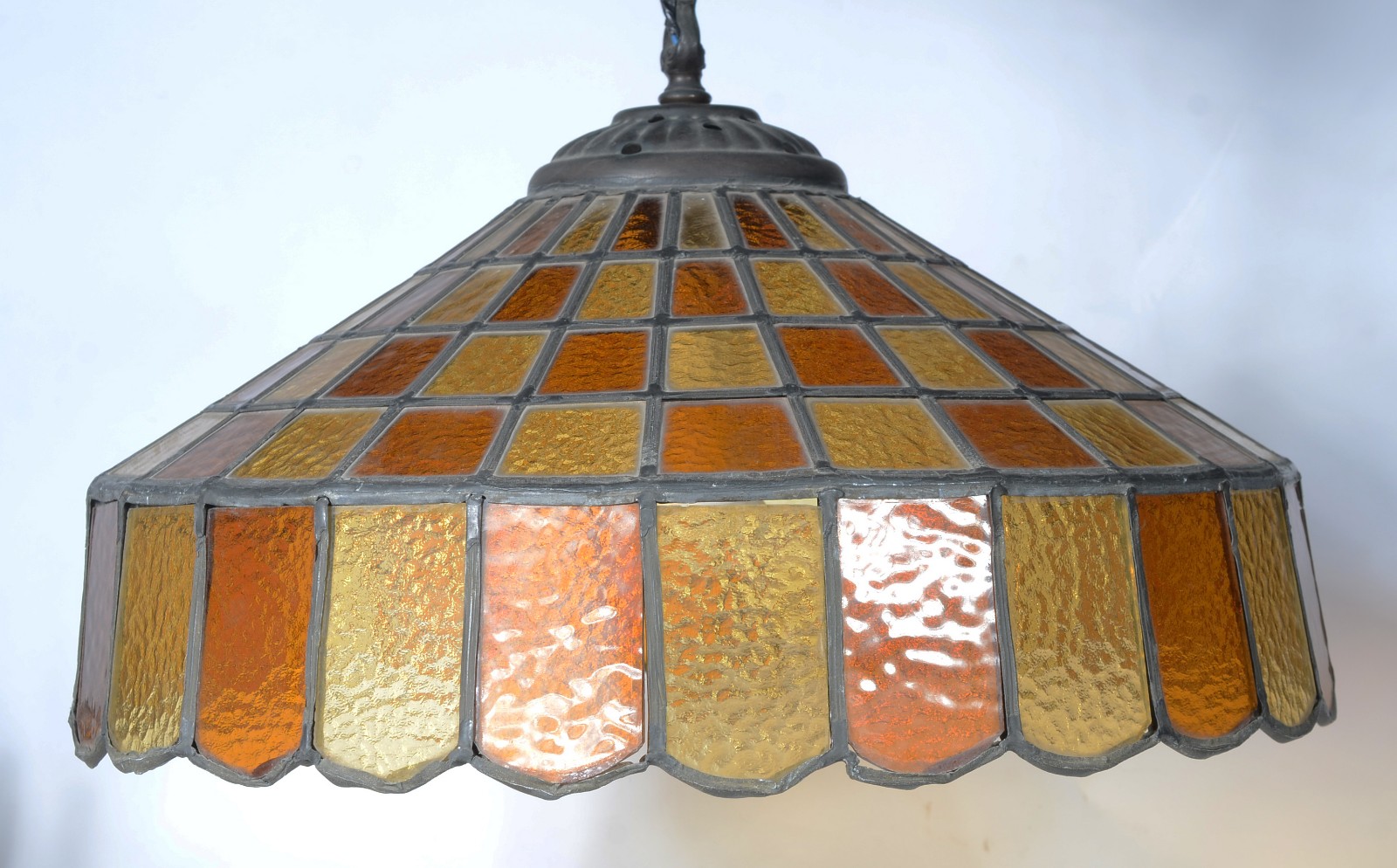 Lustre com placas de vidro na cor âmbar. Desgastes e defeitos. - foto 1 de 5
