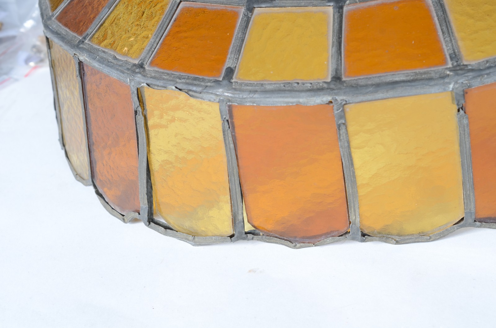 Lustre com placas de vidro na cor âmbar. Desgastes e defeitos. - foto 3 de 5