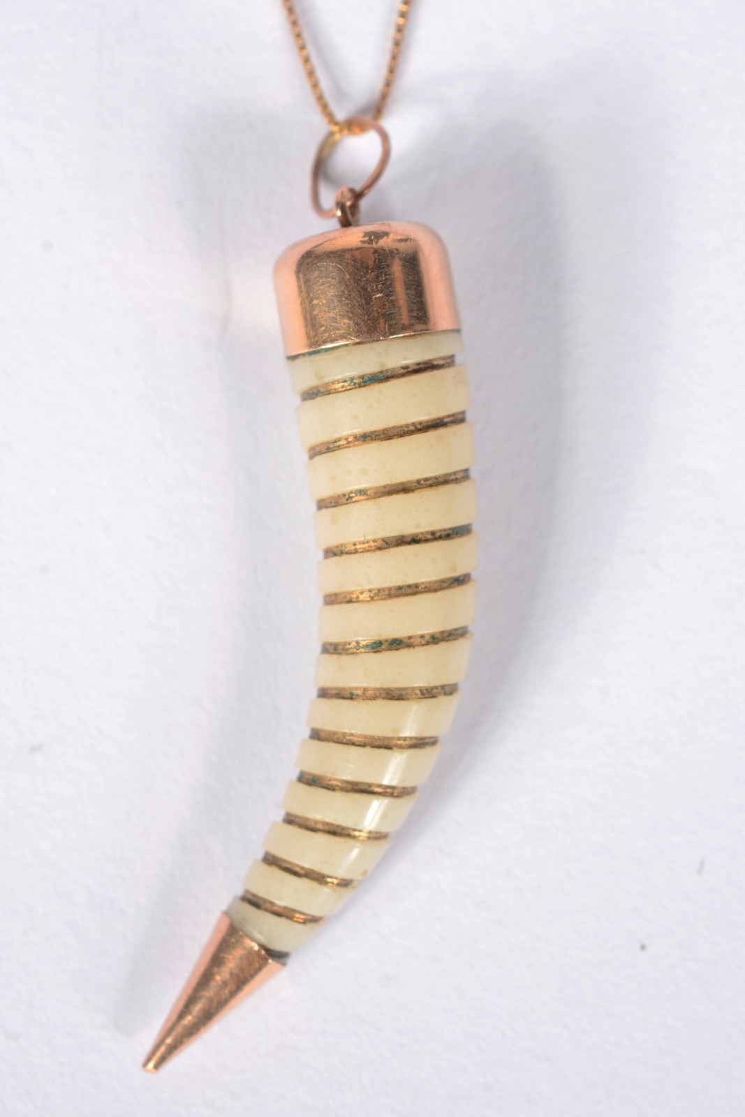 Gargantilha com pendente na forma de chifre de ouro 18 k., contraste... - foto 1 de 5
