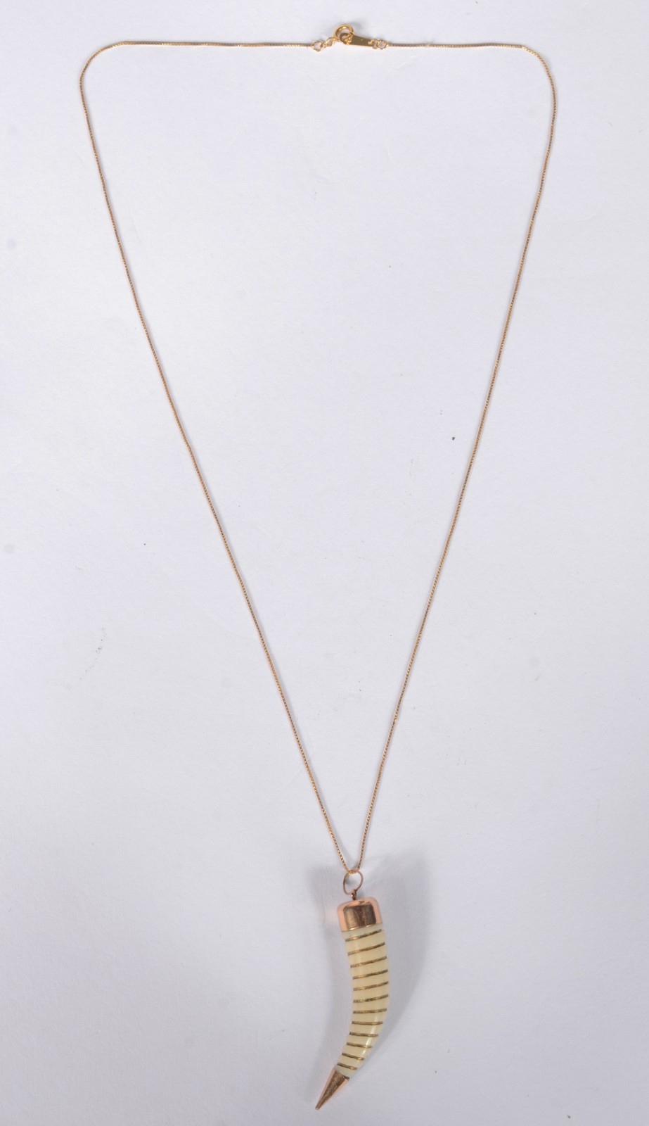 Gargantilha com pendente na forma de chifre de ouro 18 k., contraste... - foto 2 de 5