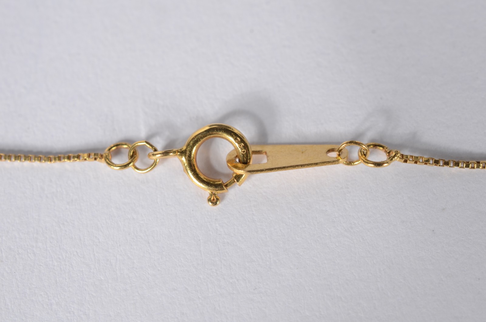 Gargantilha com pendente na forma de chifre de ouro 18 k., contraste... - foto 3 de 5