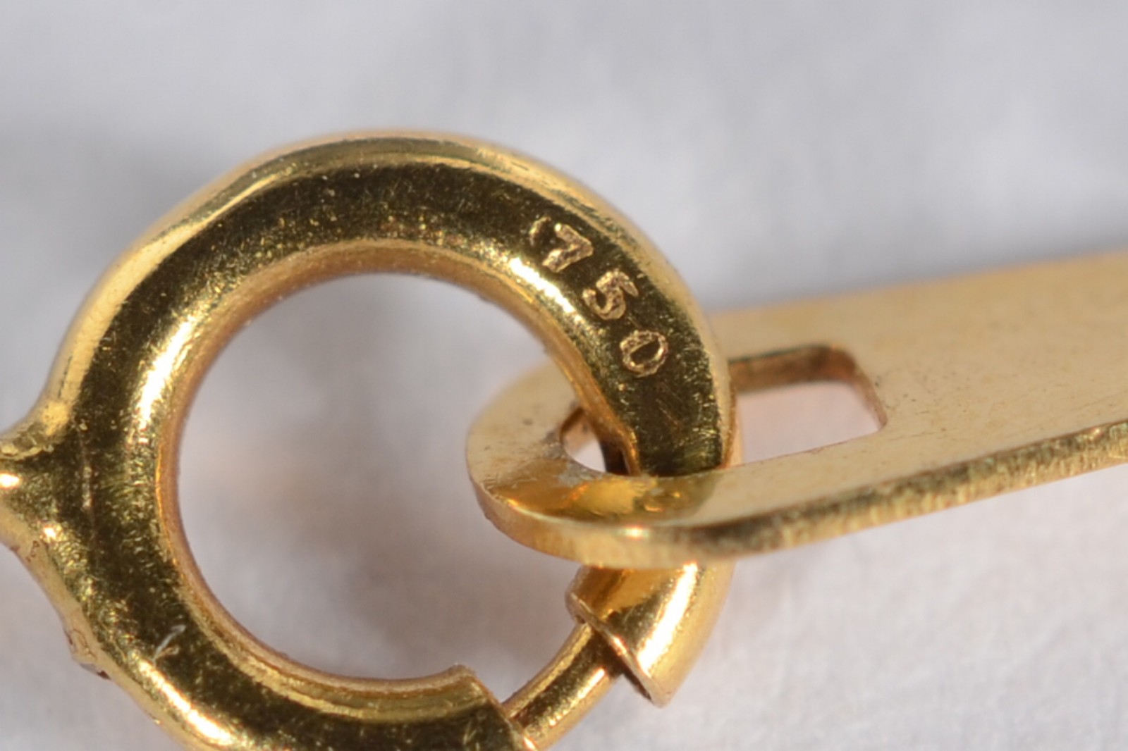 Gargantilha com pendente na forma de chifre de ouro 18 k., contraste... - foto 4 de 5