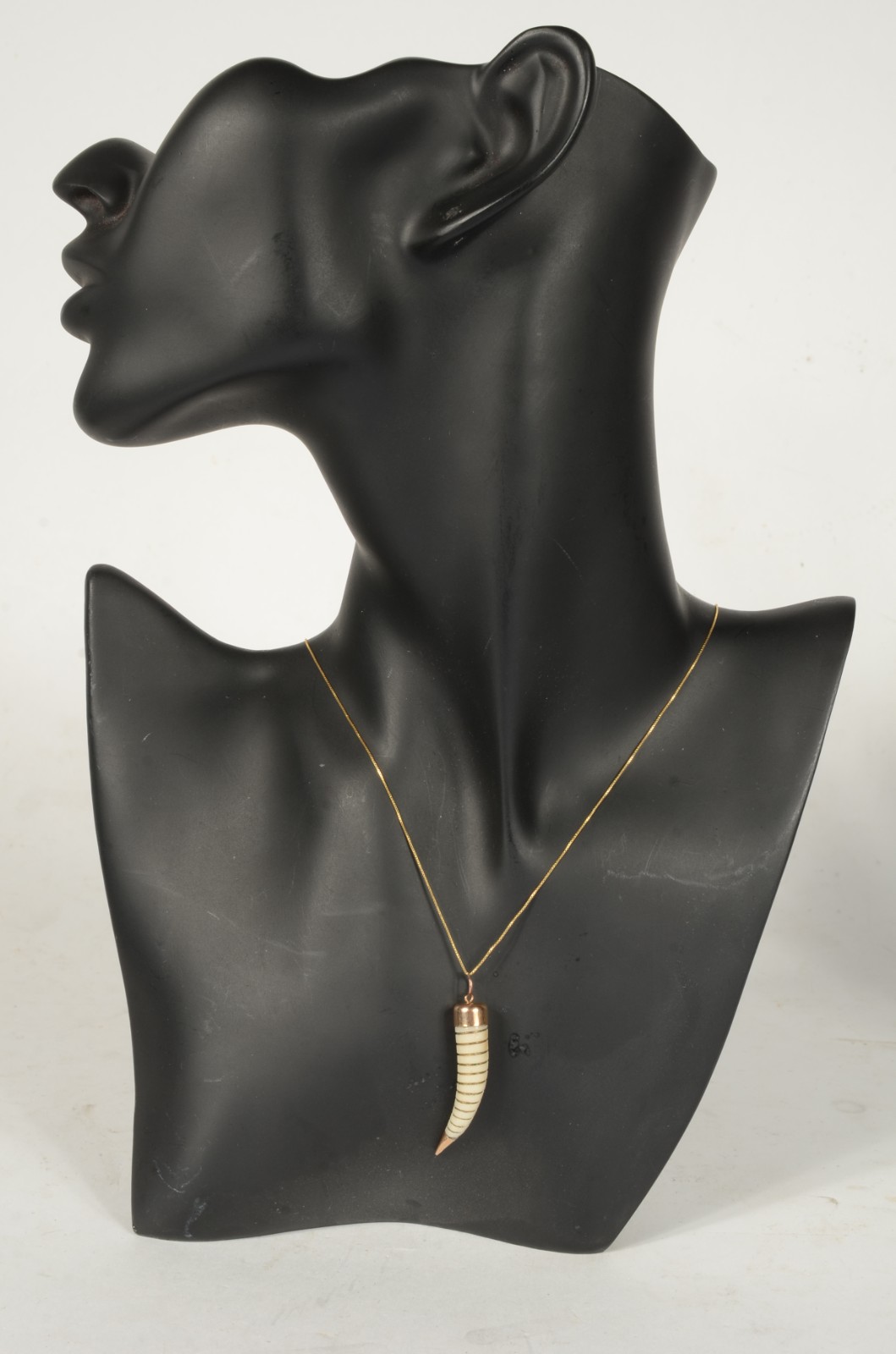 Gargantilha com pendente na forma de chifre de ouro 18 k., contraste... - foto 5 de 5