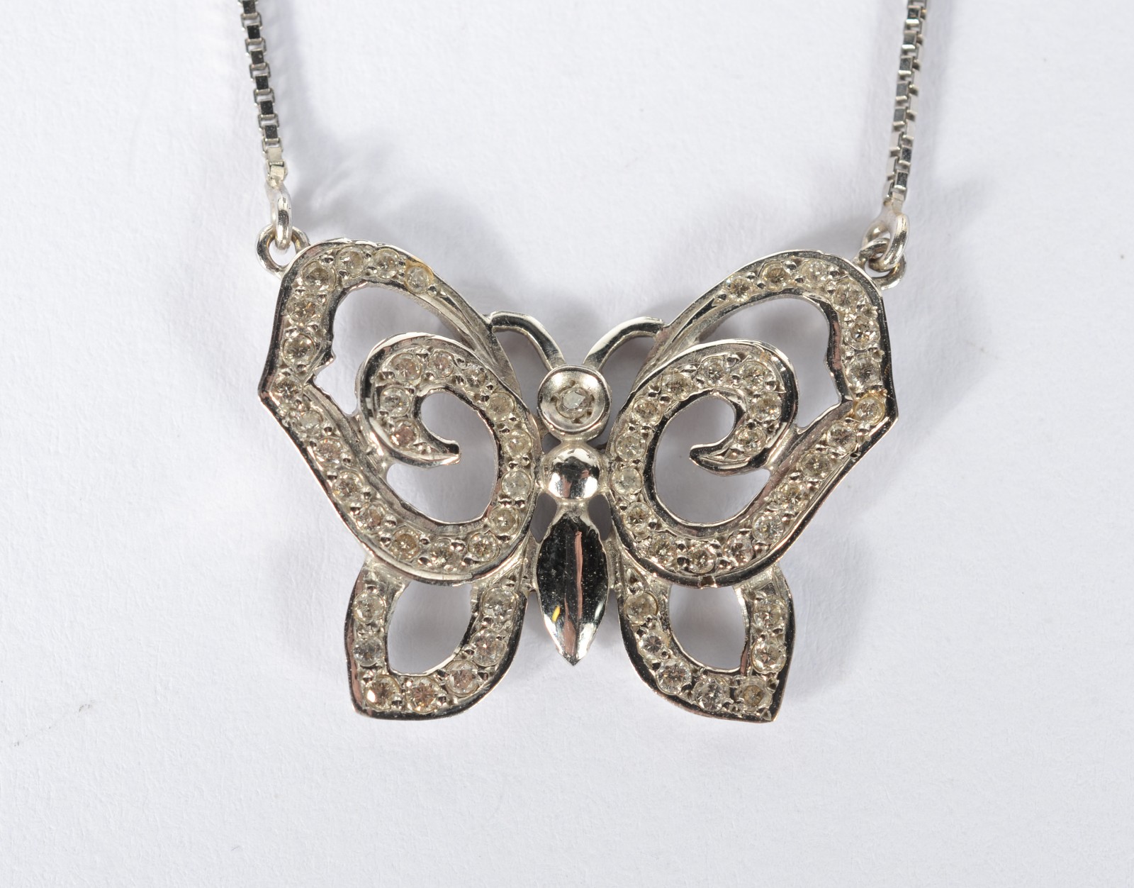 Gargantilha de ouro branco com pendente na forma de mariposa... - foto 1 de 6