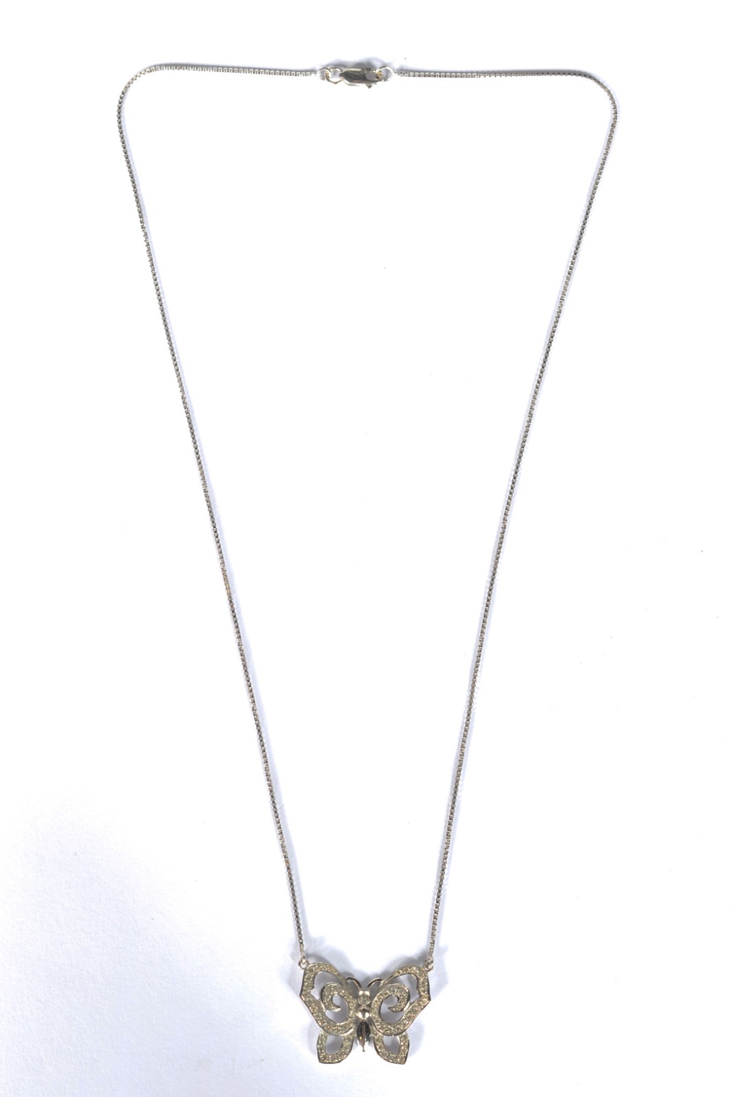 Gargantilha de ouro branco com pendente na forma de mariposa... - foto 2 de 6