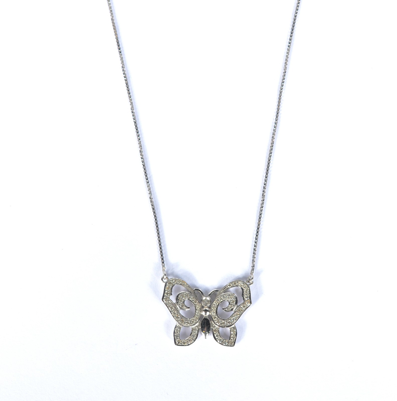 Gargantilha de ouro branco com pendente na forma de mariposa... - foto 3 de 6