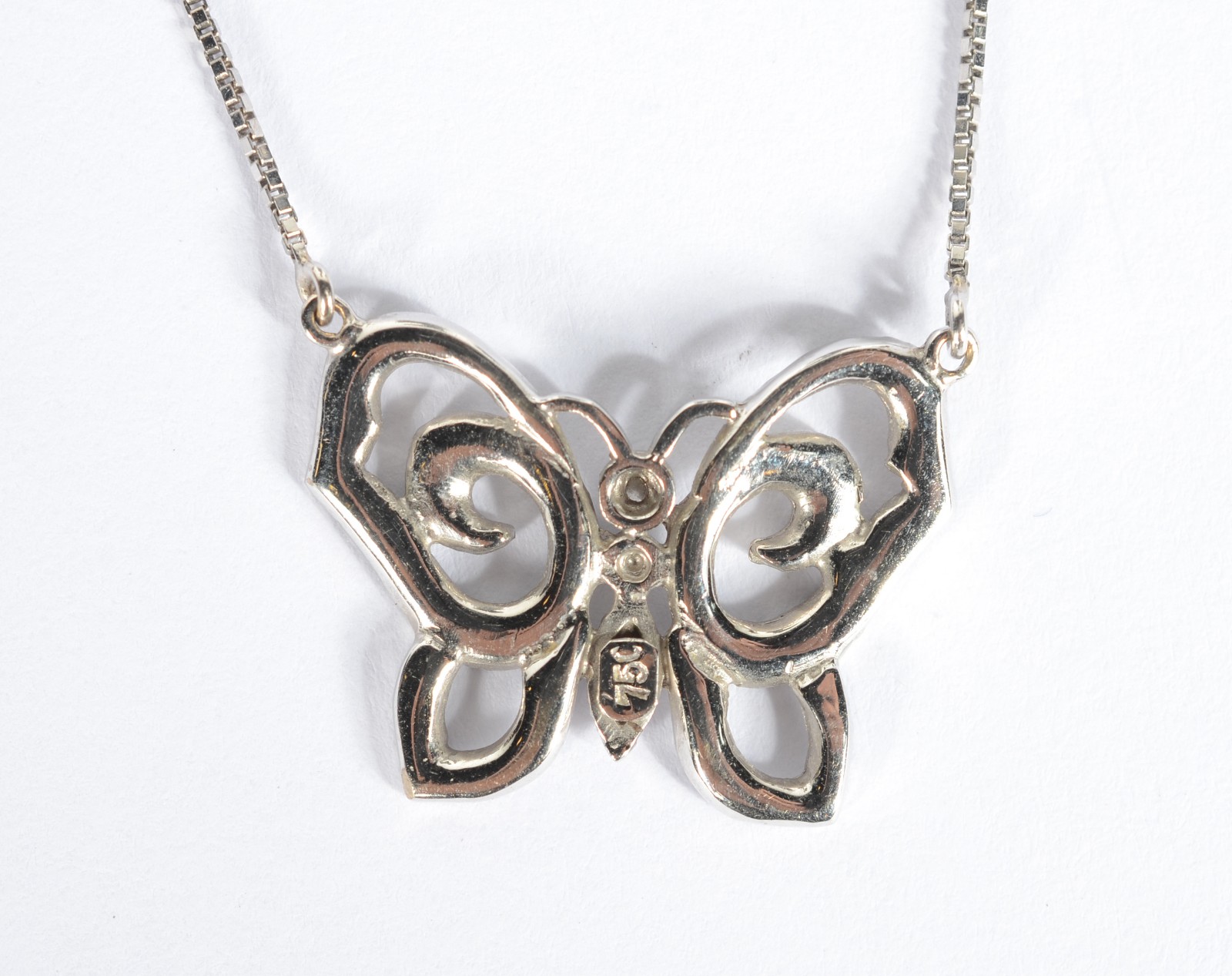 Gargantilha de ouro branco com pendente na forma de mariposa... - foto 5 de 6