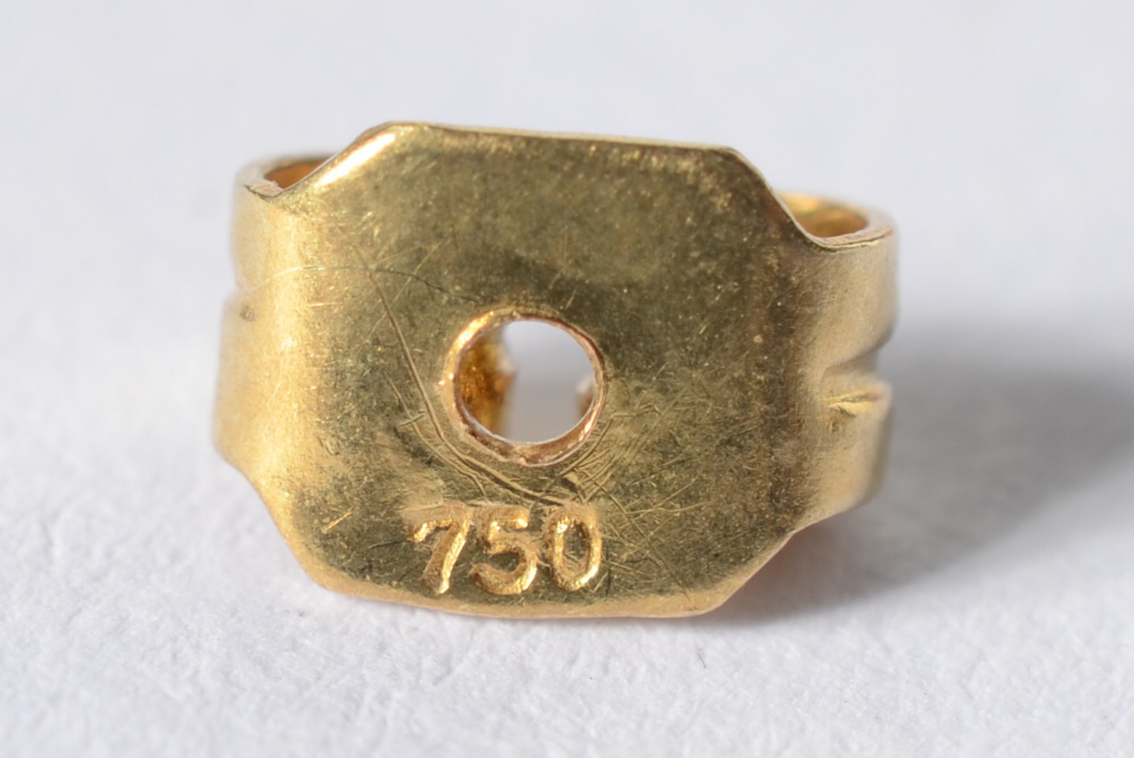 Par de brincos na forma de coração de ouro 18 k., contraste 750 mls... - foto 5 de 5