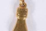 Gargantilha de ouro 18 k., contraste 750 mls co... - Gargantilha de ouro 18 k., contraste 750 mls com pendente na forma de figa. (Por motivos de segurança a peça não se encontra na loja).