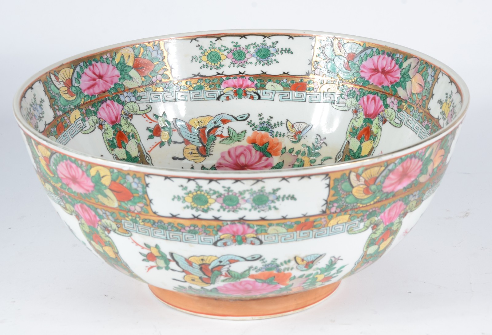 Bowl de porcelana chinesa decorado com flores e borboletas em... - foto 1 de 4