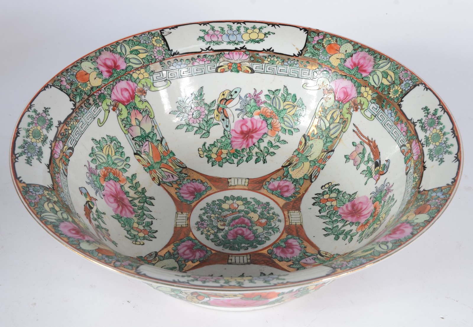 Bowl de porcelana chinesa decorada com flores em policromia. - foto 2 de 5