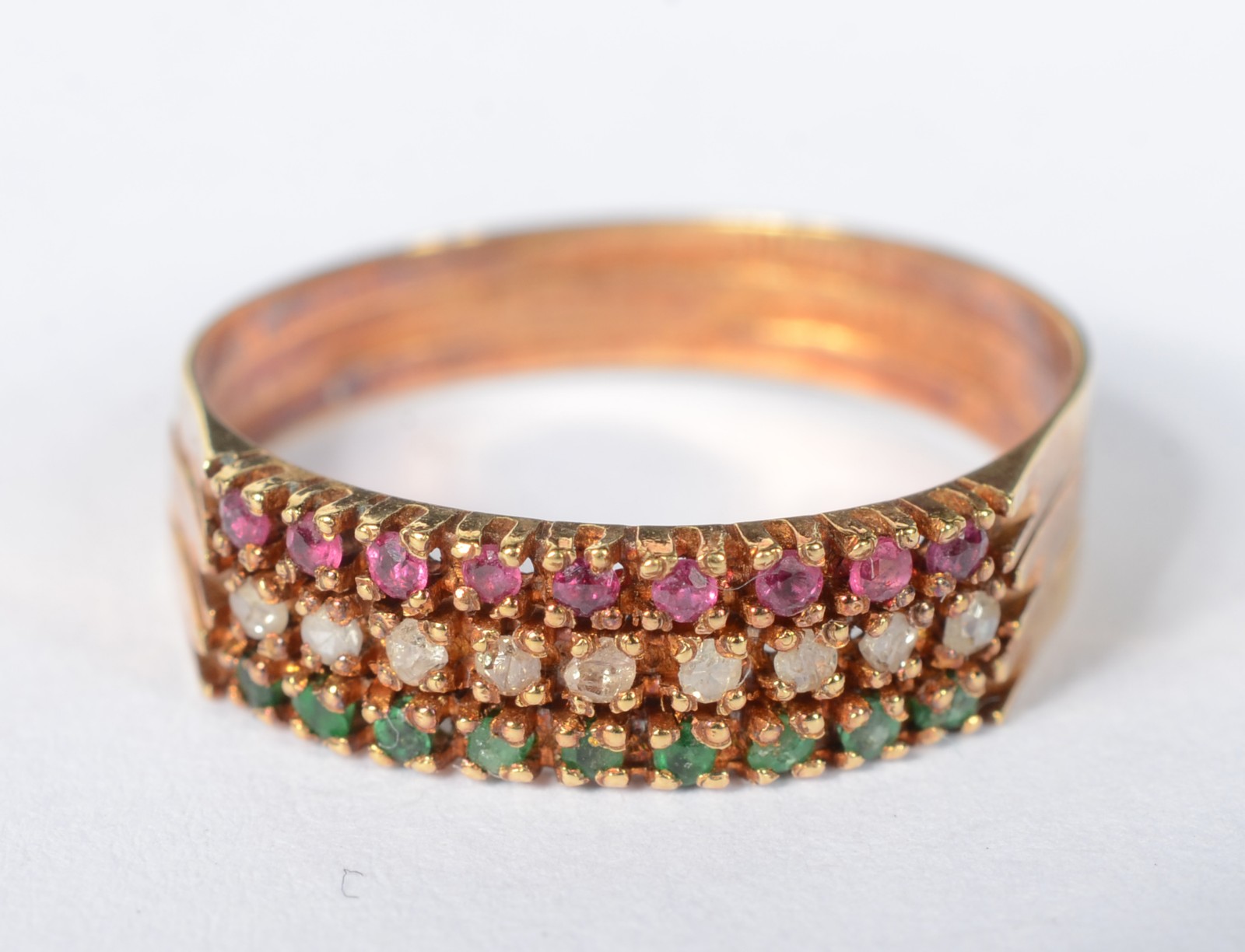 Anel de ouro 18 k., cravejado com brilhantes, esmeraldas e rubilitas... - foto 1 de 5